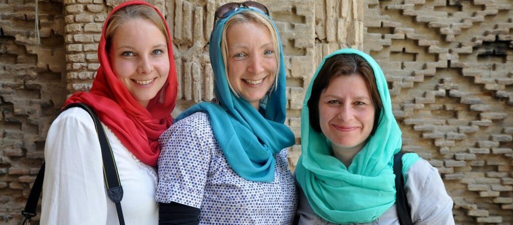 Hijab in Iran  What You Should Wear as a Female Tourist  Apochi